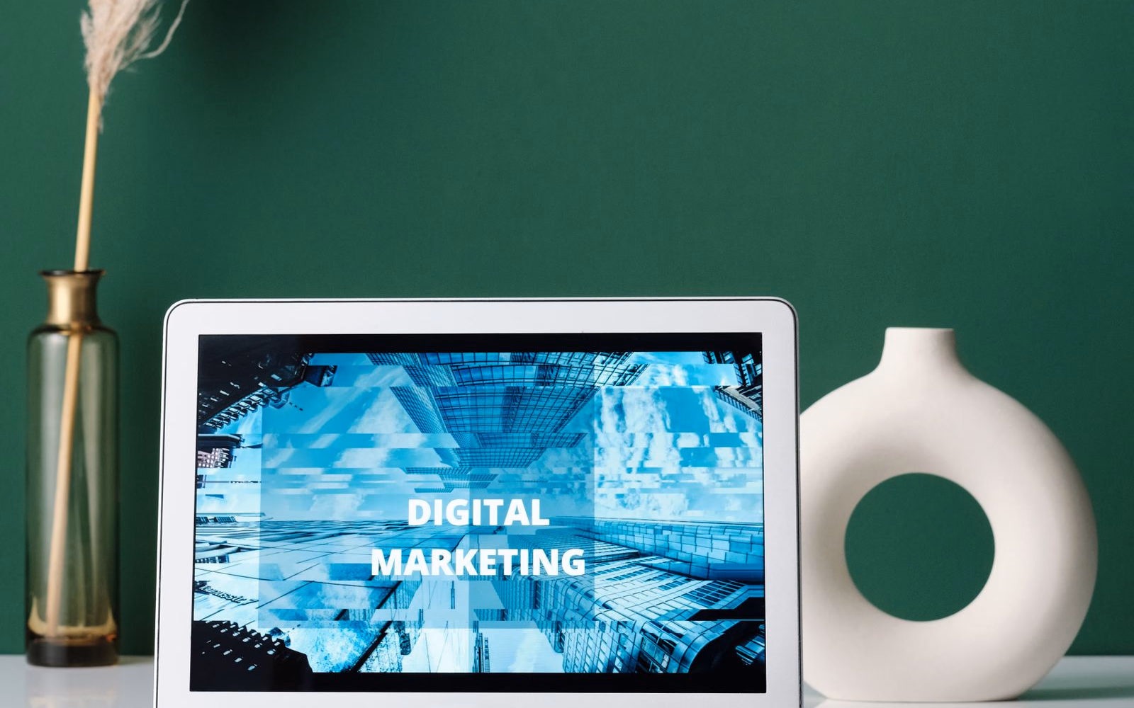 Laptop displaying a digital marketing campaign for automatic lead generation